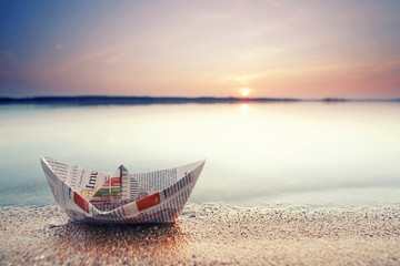 Papierboot am Strand