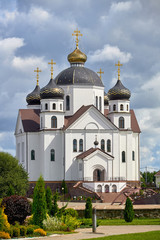 Fototapeta na wymiar Belarus, Smorgon, August 2019. White stone Orthodox Church in the town of Smorgon.