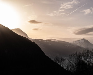 lumière du soleil sur les montagnes en fin de la journée 