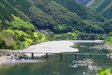 初夏の四万十川と中半家沈下橋。高知、日本。6月上旬。