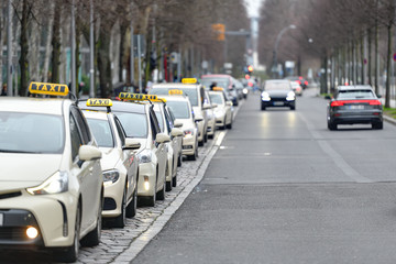 Eine Reihe wartender Taxi-Autos am Straßenrand einer Straße