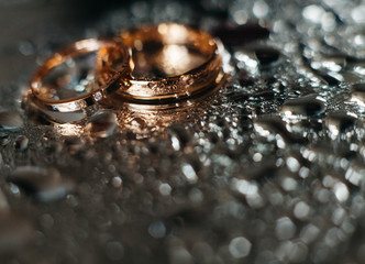 Obraz na płótnie Canvas wedding rings on the water