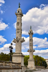 Fototapeta na wymiar Columnas en la plaza de Quinconces de Burdeos