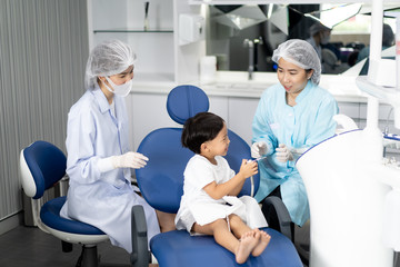 Obraz premium A boy having teeth examined at dentists: Healthy lifestyle, healthcare, and medicine concept.