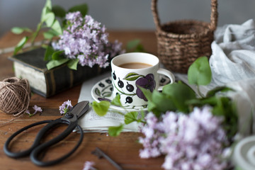 コーヒーとライラックの花