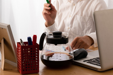 商談をするビジネウデスクの男性