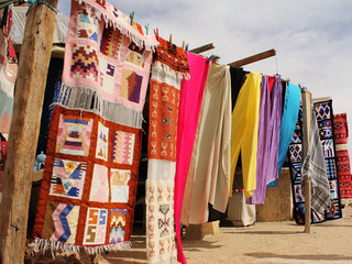 Telas de colores al viento colgadas en un lugar remoto del desierto
