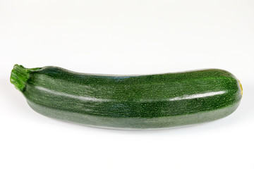 courgette cru sur un fond blanc