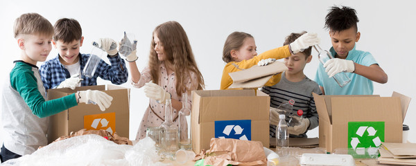 Group of kids happy to recycle together - obrazy, fototapety, plakaty