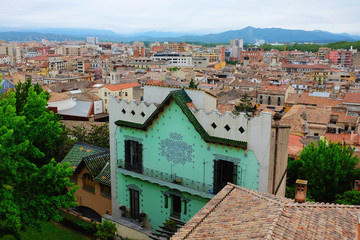 Obraz premium A view of the city of Girona, Spain. A beautiful old city perfect for traveling and exploring with mountains in the background and colourful buildings. 