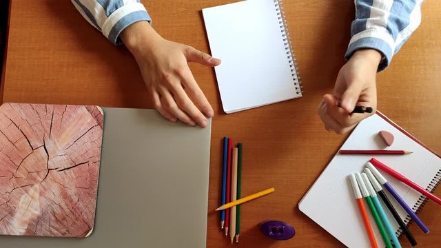 Toma Cenital De Escritorio De Madera. Persona Estudiando A Punto De Escribir. 