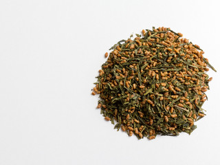 thé vert sur fond blanc