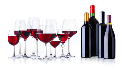 verschiedene Gläser und Flaschen mit Rotwein isoliert auf weiß