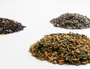 thé vert et aromatisé noir sur fond blanc