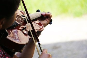 Young student playing violin outdoors © Philipp Larsen