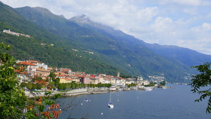 Blick auf Canobbio mit Bootshafen und Promenade, im Hintergrund die Bergkette