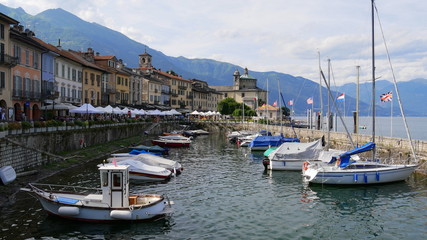 Fototapeta na wymiar Cannobio am Lago Maggiore mit Bootshafen und Seepromenade