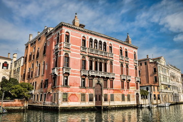 Fototapeta na wymiar venedig, italien - rosa palazzo am canal grande