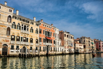 Fototapeta na wymiar venedig, italien - idylle mit alten palästen am canal grande