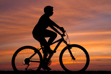 Obraz premium silhouette of a cyclist against the sunset