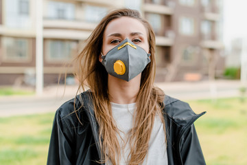 woman wearing respirator mask outside on the city street