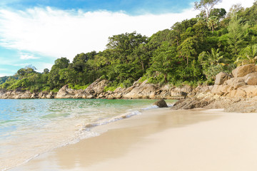 Fototapeta na wymiar Playa paradisíaca de aguas turquesas y arena fina con selva tropical de fondo