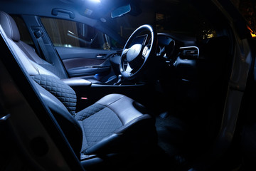 ランプのついた車内