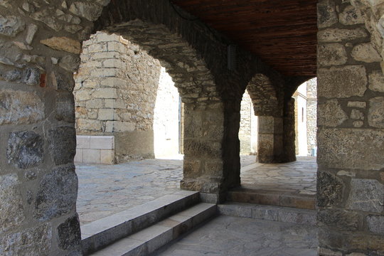 Arcos gemelos en un pueblo de Llivia