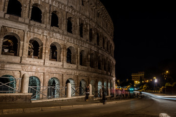 Fototapeta na wymiar night photography popular building in rome colosseum ancient architecture