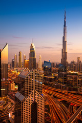 Der Blick auf die futuristische Skyline von Dubai und die Sheikh Zaed Road in der Abenddämmerung, Vereinigte Arabische Emirate.