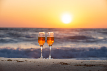 夕日とワイングラス