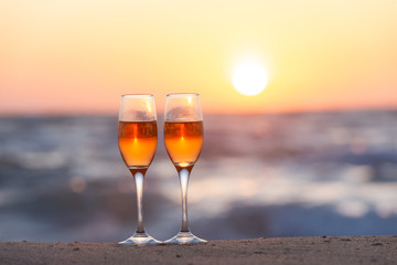 夕日とワイングラス