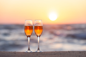 夕日とワイングラス