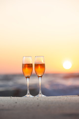 夕日とワイングラス