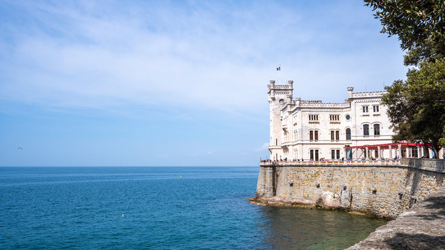 Das Schloss Miramare an der Adria bei Triest in Italien