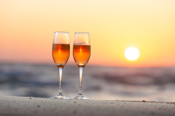 夕日とワイングラス