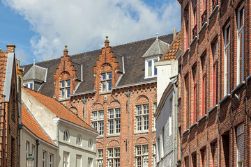 Fototapeta na wymiar red brick houses on the narrow street of Bruges