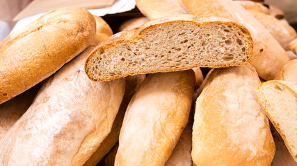 Frisch gebackenes Brot vom Bäcker für das Frühstück