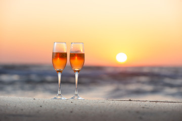 夕日とワイングラス