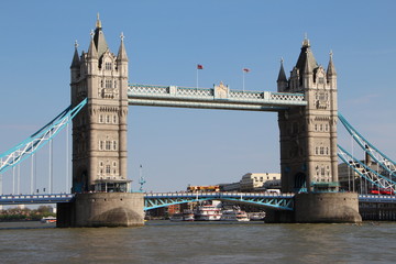 Fototapeta na wymiar Puenete de la torre de Londres dejando paso (5/5)