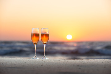 夕日とワイングラス