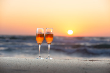 夕日とワイングラス
