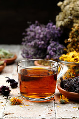 te' o tisana di erbe  spontanee sfondo scuro