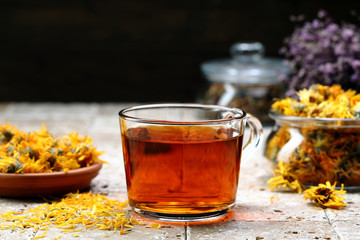 te' o tisana di erbe  spontanee sfondo scuro