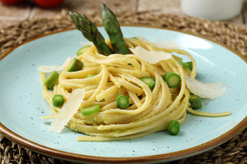 asparagi pasta con crema di asparagi e formaggio