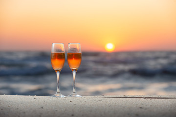 夕日とワイングラス