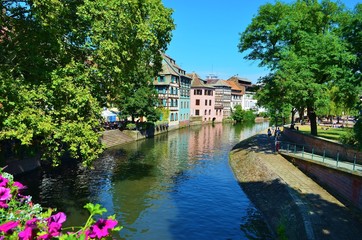 Fototapeta na wymiar view of the river Ile in Strasbourg