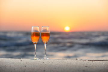 夕日とワイングラス