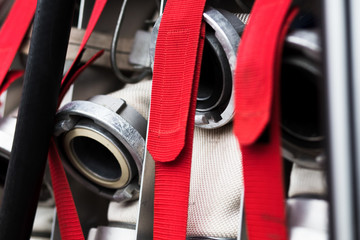 Feuerwehrschläuche in einem Feuerwehrauto verstaut