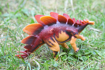 stégosaure dinosaur in green grass background jurassic world